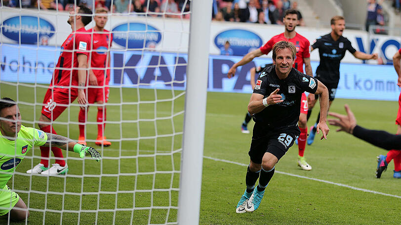 STEFAN AIGNER    
 NOTE 2
 Hing überwiegend in der Luft, obwohl es doch um alles ging. Wo war seine überragende Körpersprache wie gegen Braunschweig und Dresden? Kopfballtreffer zum 1:0 &ndash; doch das reichte nicht.