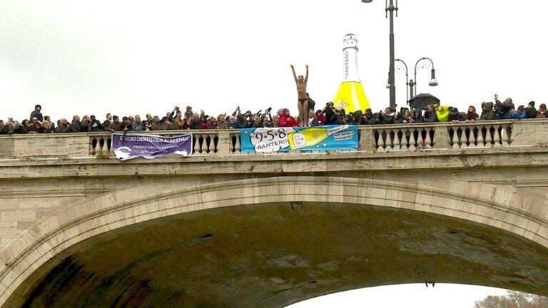 Am Neujahrstag stürzten sich wieder einige Mutige in den Tiber.