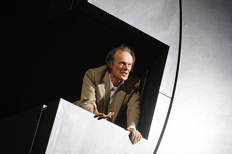 Edgar Selge spielt Houellebecq.