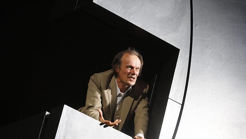 Edgar Selge spielt Houellebecq. Edgar Selge spielt Houellebecq.