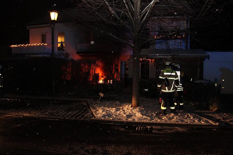 Als die Feuerwehr eintraf, stand der Ofen auf der Terrasse schon komplett in Flammen.
