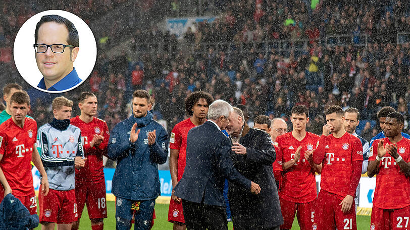 Signal gegen die Hetze: Bayern-Boss Rummenigge umarmt Hopp. Die Spieler beider Teams applaudieren in der Hoffenheim-Kurve.