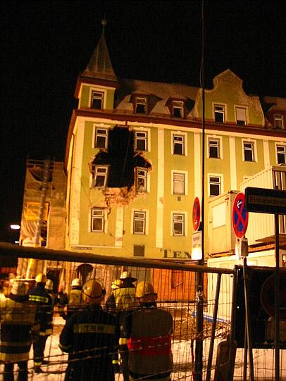 14. Februar 2005: Ein riesiges Loch klaffte in der Fassade des Hauses Donnersbergerstraße 42.
