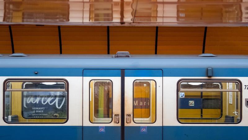Eine Münchner U-Bahn steht in einem Bahnhof. Foto: Sven Hoppe/dpa/Symbolbild