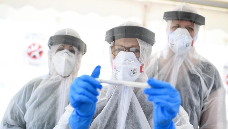 Mitarbeiter vom Gesundheitsamt in Mitte stehen auf dem zentralen Festplatz in der ambulanten Corona-Test-Einrichtung. Mitarbeiter vom Gesundheitsamt in Mitte stehen auf dem zentralen Festplatz in der ambulanten Corona-Test-Einrichtung.