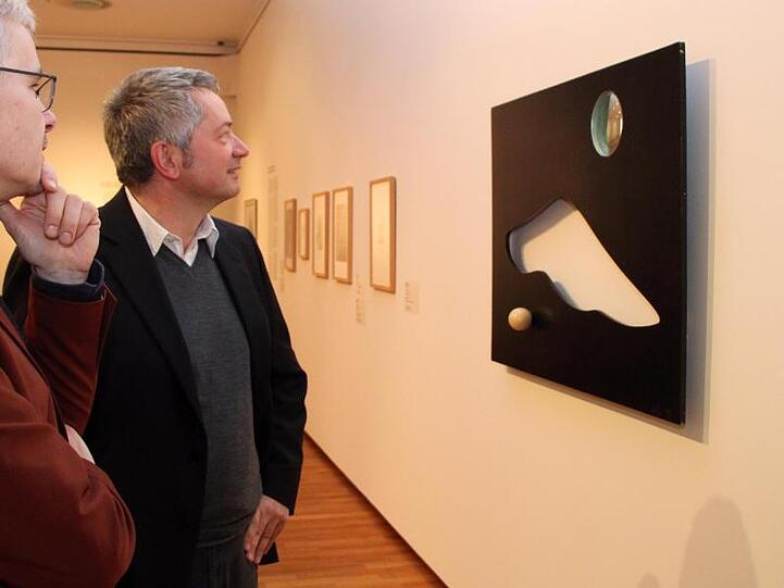 Der Museumsdirektor Roland Mönig (l) und der Kurator der Ausstellung, Roland Augustin, betrachten das Werk &bdquo;L&rsquo;orateur&ldquo; aus dem Jahr 1971.