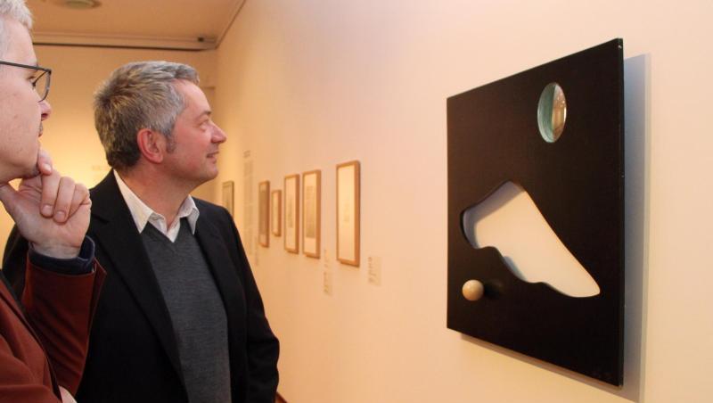 Der Museumsdirektor Roland Mönig (l) und der Kurator der Ausstellung, Roland Augustin, betrachten das Werk „L’orateur“ aus dem Jahr 1971. Der Museumsdirektor Roland Mönig (l) und der Kurator der Ausstellung, Roland Augustin, betrachten das Werk „L’orateur“ aus dem Jahr 1971.