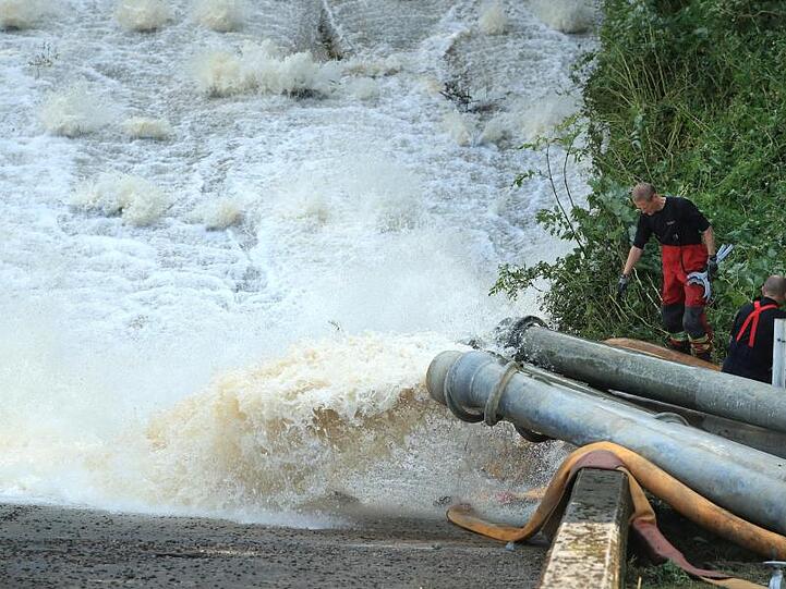 Mit rund 20 Hochleistungspumpen versuchen Arbeiter den Pegel in dem Reservoir weiter unter eine kritische Marke abzusenken.