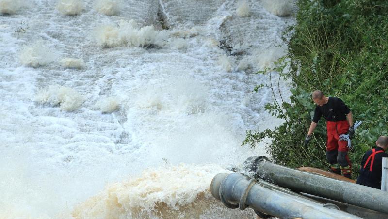 Mit rund 20 Hochleistungspumpen versuchen Arbeiter den Pegel in dem Reservoir weiter unter eine kritische Marke abzusenken. Mit rund 20 Hochleistungspumpen versuchen Arbeiter den Pegel in dem Reservoir weiter unter eine kritische Marke abzusenken.