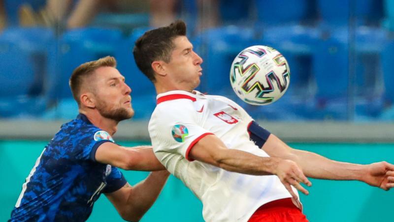 Startete mit Polen mit einer Pleite in die EM: Robert Lewandowski (r).
