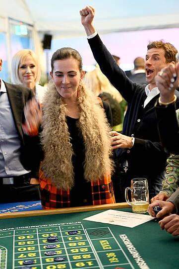 Abgeräumt: Thomas Müller jubelt. Lisa Müller gewinnt einen Hotel-Gutschein am Roulettetisch