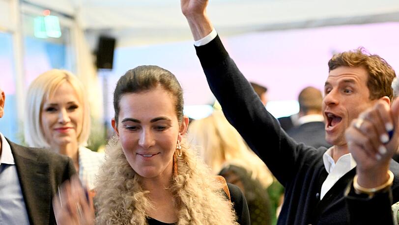Abgeräumt: Thomas Müller jubelt. Lisa Müller gewinnt einen Hotel-Gutschein am Roulettetisch Abgeräumt: Thomas Müller jubelt. Lisa Müller gewinnt einen Hotel-Gutschein am Roulettetisch