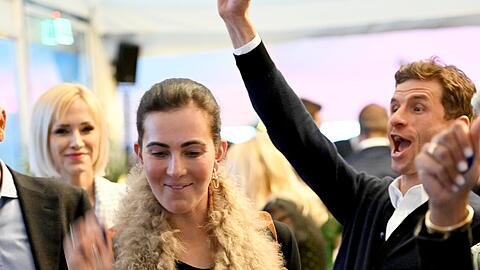 Abgeräumt: Thomas Müller jubelt. Lisa Müller gewinnt einen Hotel-Gutschein am Roulettetisch