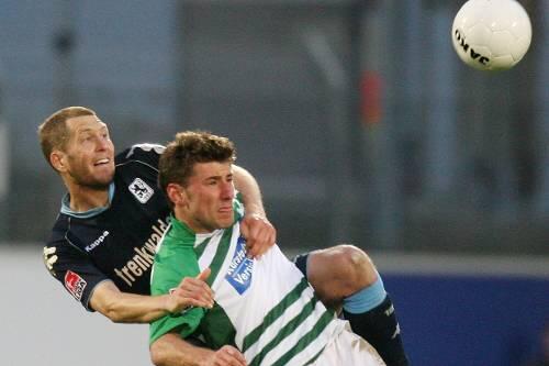 Berhalter gibt sich redlich Mühe - doch auch er konnte Fürths Reisinger nicht aufhalten.