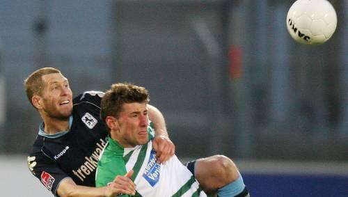Berhalter gibt sich redlich Mühe - doch auch er konnte Fürths Reisinger nicht aufhalten. Berhalter gibt sich redlich Mühe - doch auch er konnte Fürths Reisinger nicht aufhalten.