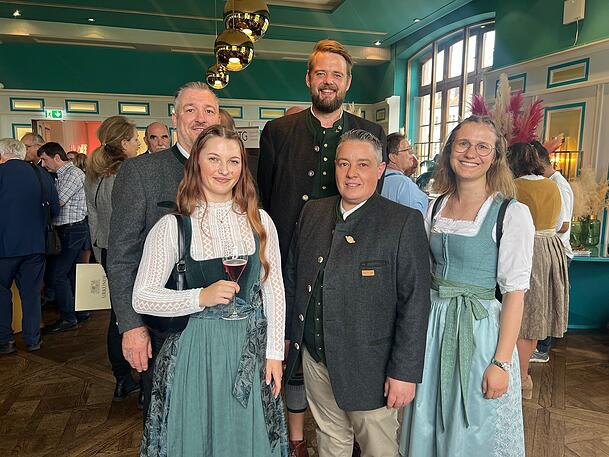 Harry Schreib, Renee Jacobsen, Anna Rudolf, Barbara Deimel und Anna Steckenbiller vom ausgezeichneten Restaurant Airbräu.