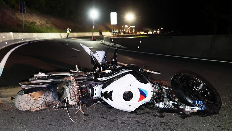 Nach einer Frontalkollision auf der B47 bei Amorbach liegt ein beschädigtes Motorrad auf der Straße.