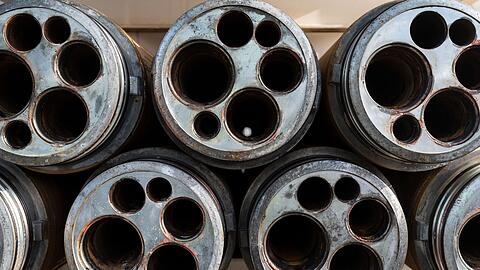 Protest, Klagen, Kompromisse: Nach jahrelangem Streit startet der Bau für Suedlink in Thüringen und Bayern. Doch es bahnt sich neuer Widerstand an. (Symbolbild)