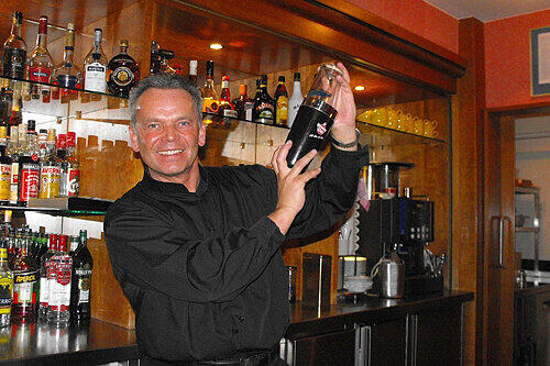 Mit den Stars auf Du und Du: Hilton-Barkeeper Fernando kennt sie alle.