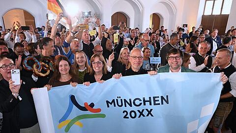 Gro&szlig;er Jubel im M&uuml;nchner Rathaus nach der Entscheidung des DOSB.