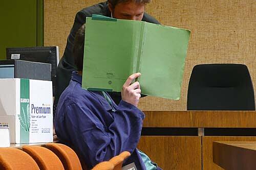 Verbarg zum Prozessauftakt sein Gesicht: Markus H. wurde gestern zu sechs Jahren und drei Monaten Haft verurteilt.