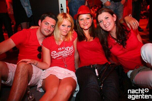 Ein schöner Anblick: Die sexy Bayern-Fans beim Public Viewing im Neuraum. Mehr Bilder gibt's unter www.nachtagenten.de