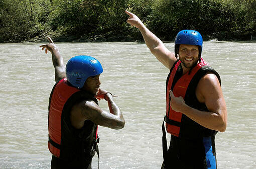 Zugang Tyrese Rice (l.) beim Rafting - rechts Center Jared Homan.