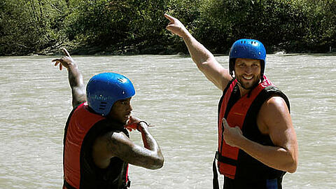 Zugang Tyrese Rice (l.) beim Rafting - rechts Center Jared Homan.