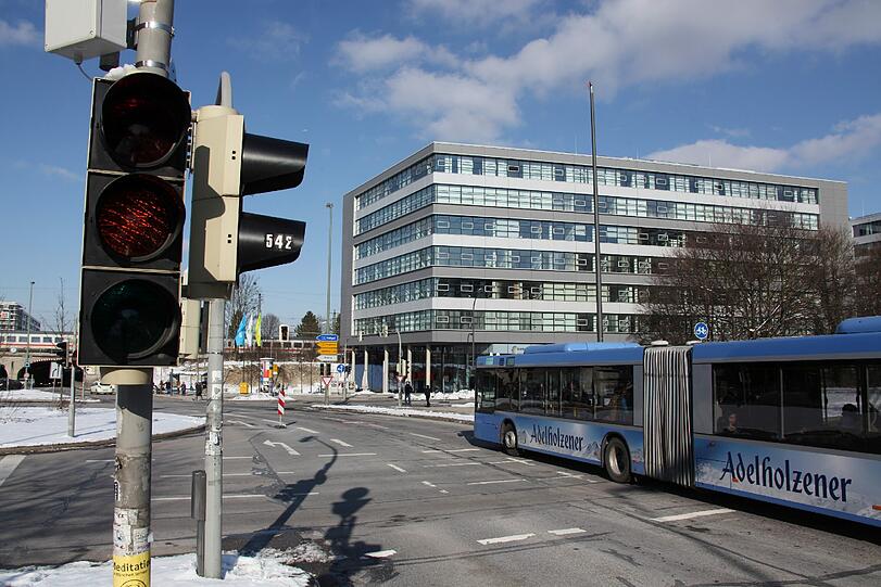 Auch an der viel befahrenen Kreuzung Landsberger- und Fürstenrieder Straße ist seit Freitagabend beschädigt.