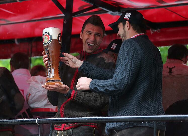 Auf dem Champions-Truck feiern die Bayern-Stars den Triple-Gewinn. Die besten Feierfotos in der Bilderstrecke zum Durchklicken