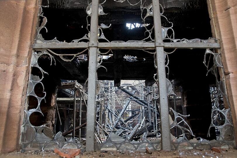 Ein Feuer hat in der Altstadt in Nürnberg gewütet und den Dachstuhl der Kirche St. Martha völlig zerstört. Die Bilder vom Feuer, von den Löscharbeiten und wie das Gebäude jetzt aussieht.