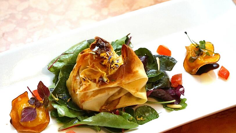1. Gang: Croustillant vom Ziegenkäse mit Honig und Rosmarin auf Sommersalat mit geschmorten Aprikosen. 1. Gang: Croustillant vom Ziegenkäse mit Honig und Rosmarin auf Sommersalat mit geschmorten Aprikosen.