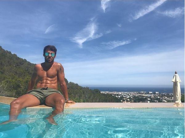 Scheint sich auch im Urlaub fit zu halten: Juan Bernat zeigt seine Bauchmuskeln