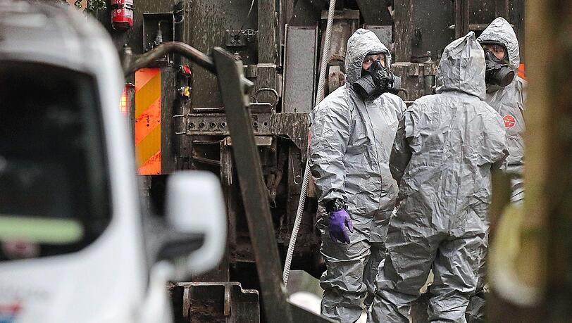 Mitglieder der Spurensicherung in Schutzkleidung suchen nach dem Ort, an dem Sergej und Yulia Skripal (kl. Fs.) vergiftet wurden. Mitglieder der Spurensicherung in Schutzkleidung suchen nach dem Ort, an dem Sergej und Yulia Skripal (kl. Fs.) vergiftet wurden.