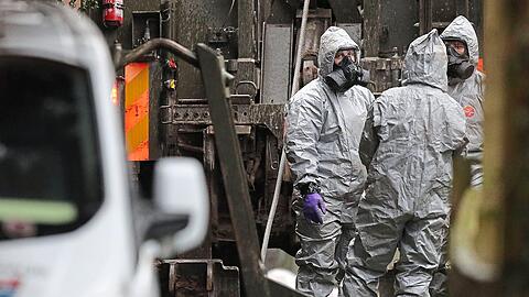 Mitglieder der Spurensicherung in Schutzkleidung suchen nach dem Ort, an dem Sergej und Yulia Skripal (kl. Fs.) vergiftet wurden.