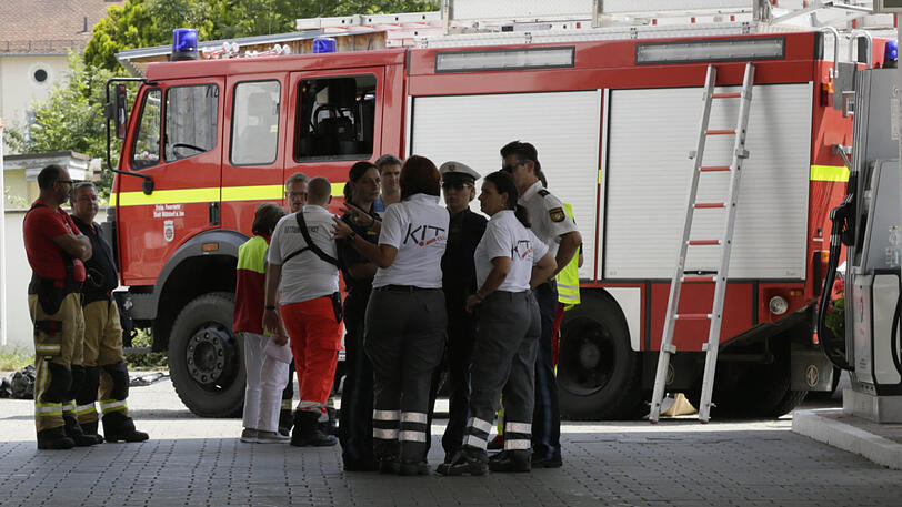 Feuerwehr, Polizei und Kriseninterventionsteam vor Ort: Die Frau wurde an einer Tankstelle in Mühldorf am Inn von ihrem eigenen Auto eingeklemmt und starb. Ihre drei Kinder mussten das Drama mitansehen.