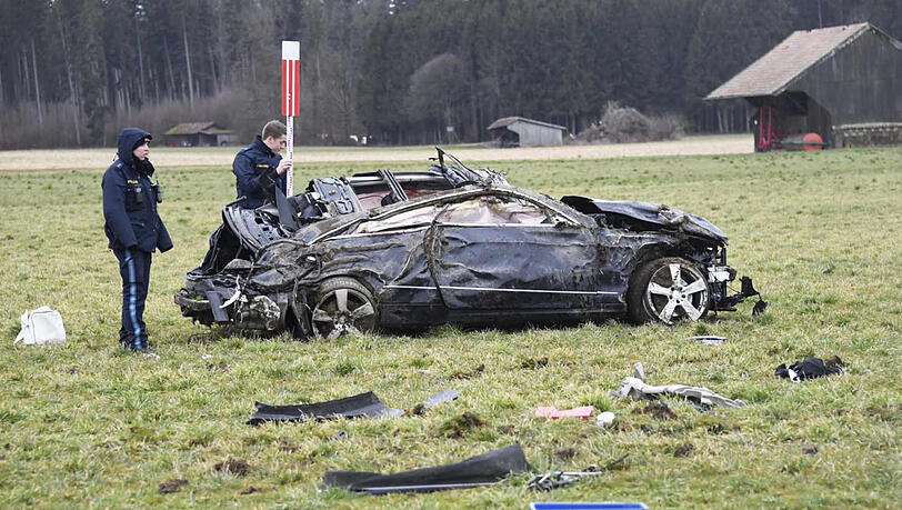 Die Bilder vom Unfallort im Landkreis Ebersberg. Der 23-jähriger Fahrer ist noch am Unfallort gestorben.