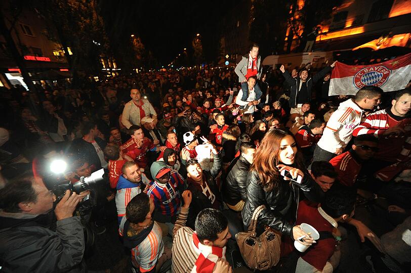 So ausgelassen feiern die Fans auf der Leopoldstraße den Bayern-Sieg. Die Bilder