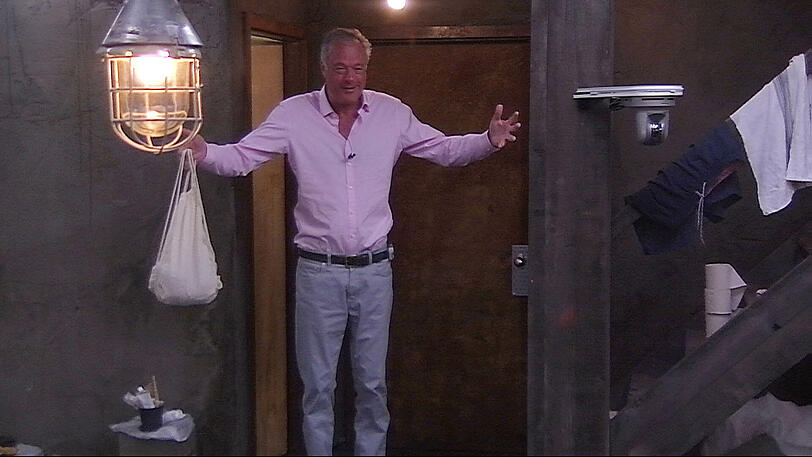 Tag 5 bei Promi Big Brother: Ronald Schill muss nach unten in den Keller und trifft auf Janina.