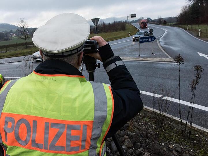Ein Polizist misst die Geschwindigkeit passierender Autos. Die neuen Rgelungen des Bußgeldkatalogs für Verkehrssünder sind wegen eines Formfehlers zurzeit in Teilen außer Vollzug gesetzt.