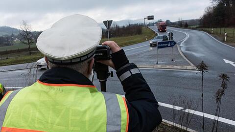 Ein Polizist misst die Geschwindigkeit passierender Autos. Die neuen Rgelungen des Bußgeldkatalogs für Verkehrssünder sind wegen eines Formfehlers zurzeit in Teilen außer Vollzug gesetzt.
