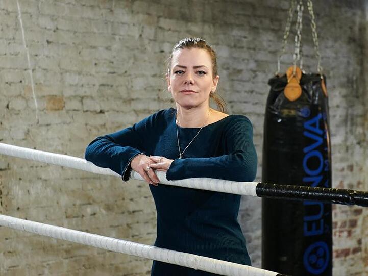 Janina Michalke, die Tochter des tödlich verunglückten Ex-Box-Weltmeisters Graciano Rocchigiani, an den Seilen des Boxringes im Legends Gym in Berlin.