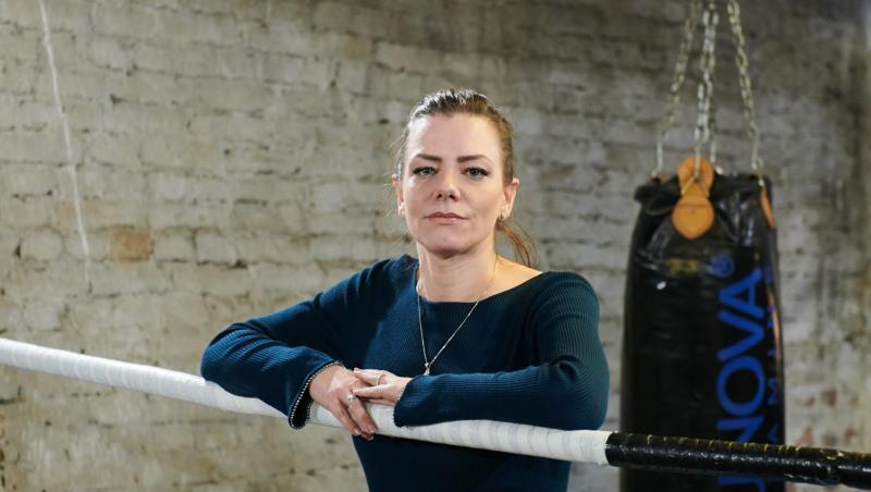 Janina Michalke, die Tochter des tödlich verunglückten Ex-Box-Weltmeisters Graciano Rocchigiani, an den Seilen des Boxringes im Legends Gym in Berlin. Janina Michalke, die Tochter des tödlich verunglückten Ex-Box-Weltmeisters Graciano Rocchigiani, an den Seilen des Boxringes im Legends Gym in Berlin.