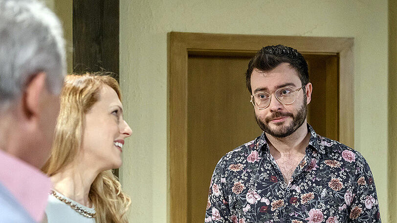 "Sturm der Liebe": Quizstar Sebastian Klussmann (r.) droht, hinter Rosalies Schwindel über Andrés Krankheit zu kommen