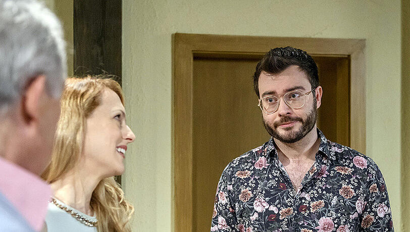 "Sturm der Liebe": Quizstar Sebastian Klussmann (r.) droht, hinter Rosalies Schwindel über Andrés Krankheit zu kommen "Sturm der Liebe": Quizstar Sebastian Klussmann (r.) droht, hinter Rosalies Schwindel über Andrés Krankheit zu kommen