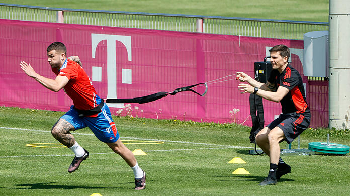 Nach dem Einzeltraining mit Simon Martinello geht es für Lucas Hernández jetzt wieder mit der Mannschaft auf den Trainingsplatz.
