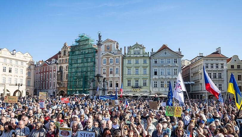 Tausende nahmen an einer Demonstration gegen Populisten und Extremisten auf dem Altst&auml;dter Ring in Prag teil.