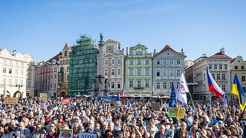 Tausende nahmen an einer Demonstration gegen Populisten und Extremisten auf dem Altst&auml;dter Ring in Prag teil.