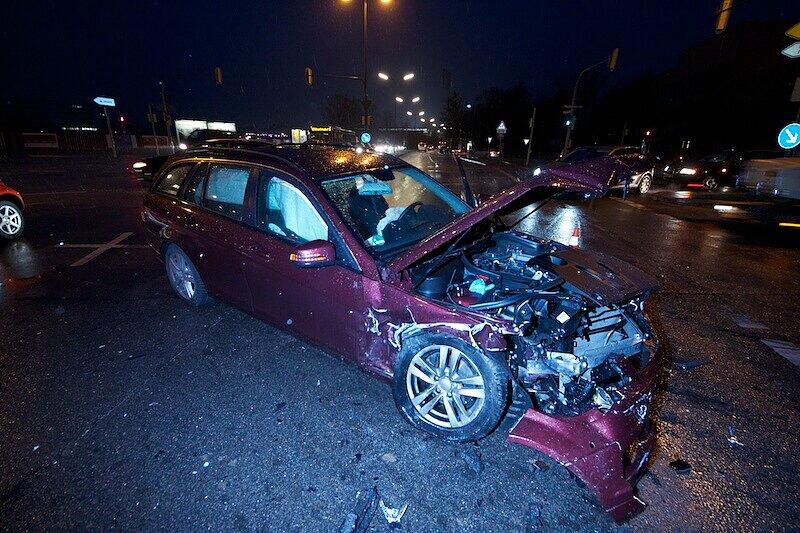 Am Freitag Abend hat sich ein Unfall auf der Kreuzung zwischen der Boschetsrieder und der Höglwörtherstraße zugetragen. Ein Auto ist möglicherweise bei "Spätgelb" über die Kreuzung gefahren, woraufhin ein Abbieger frontal mit dem Auto zusammenstieß.