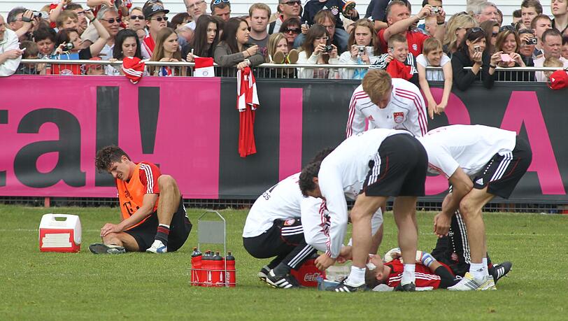 Nach dem Zusammenprall: Mario Gomez (links) ist am Knie verletzt, Thomas Kraft wird wegen einer Platzwunde am Kopf versorgt.